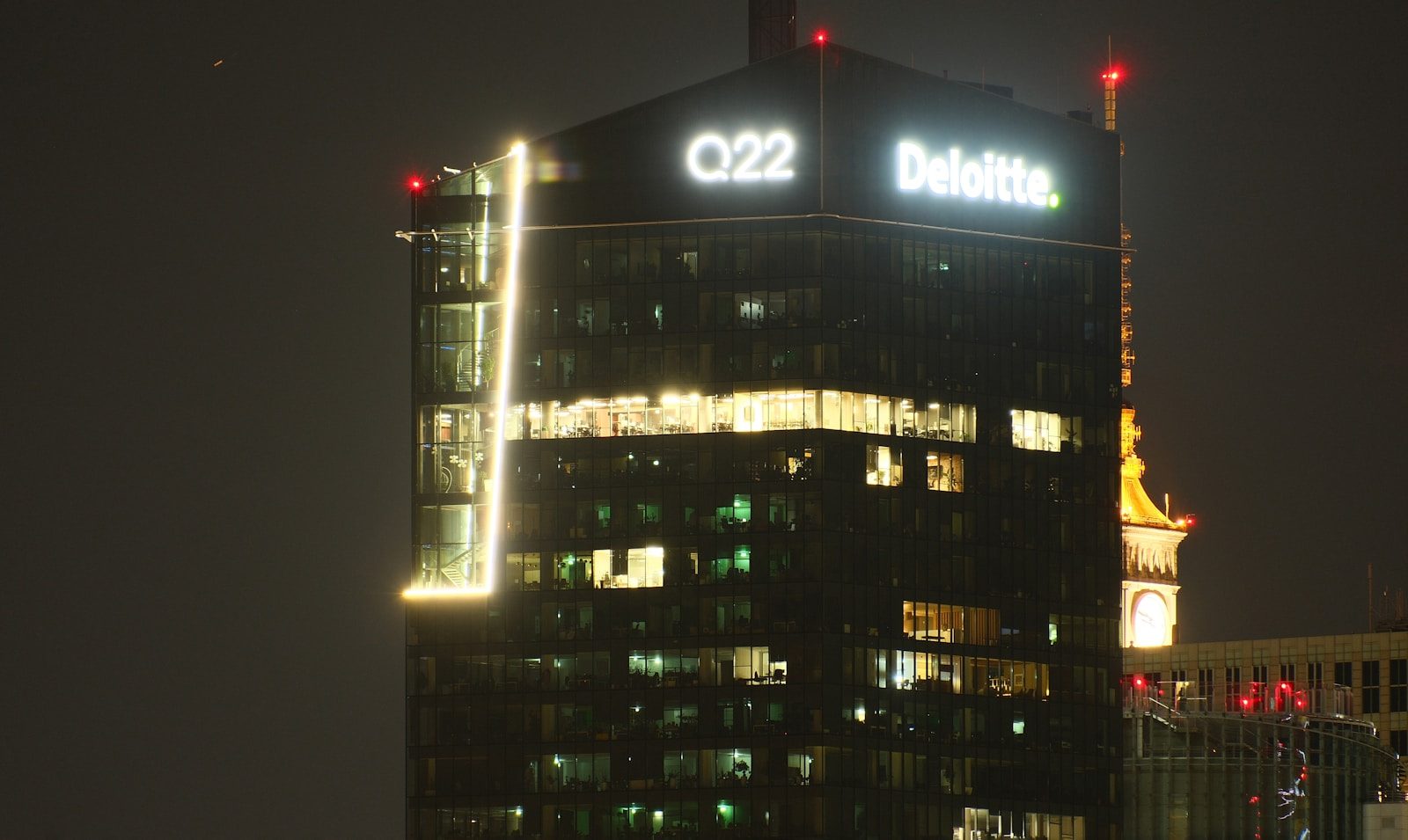 Deloitte report highlights gap between AI ambitions and organizational readiness